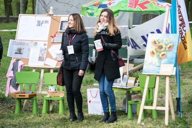 Bawili się na polanie w parku