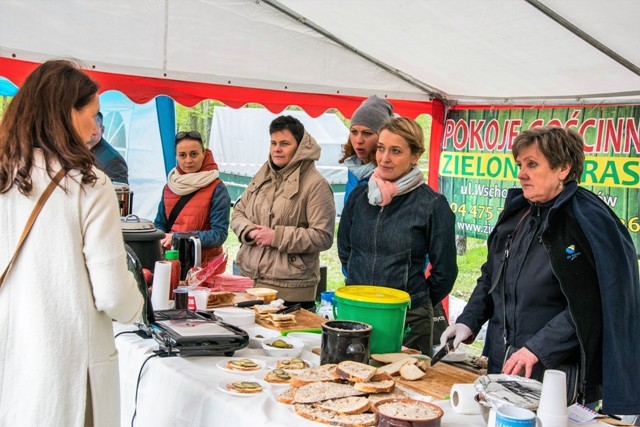 Bawili się na polanie w parku