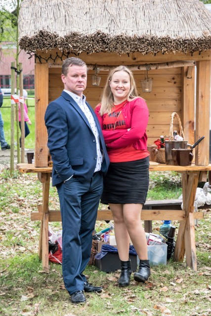 Bawili się na polanie w parku