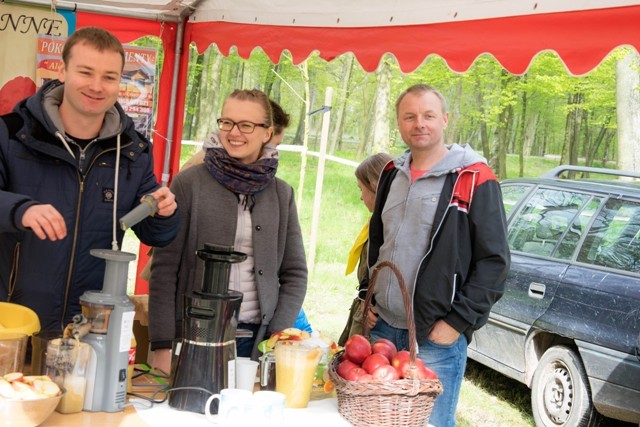 Bawili się na polanie w parku
