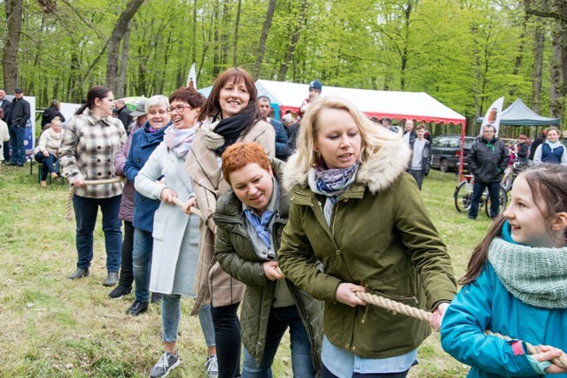 Bawili się na polanie w parku