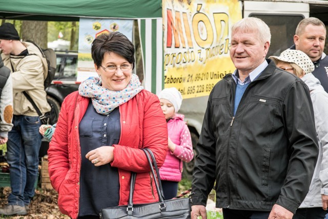 Bawili się na polanie w parku