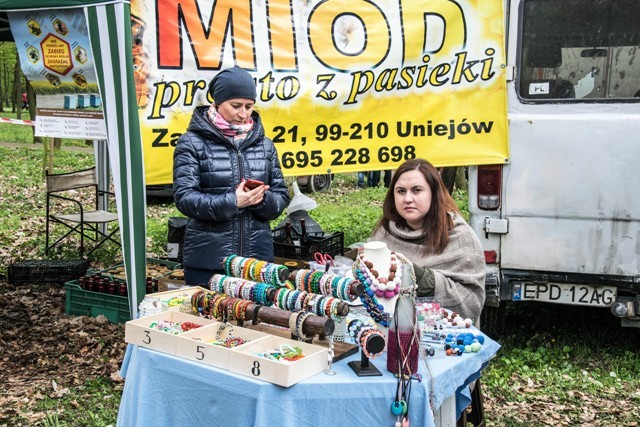 Bawili się na polanie w parku