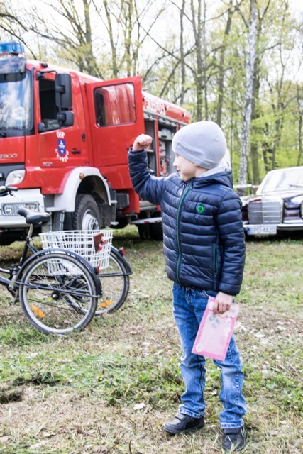 Bawili się na polanie w parku