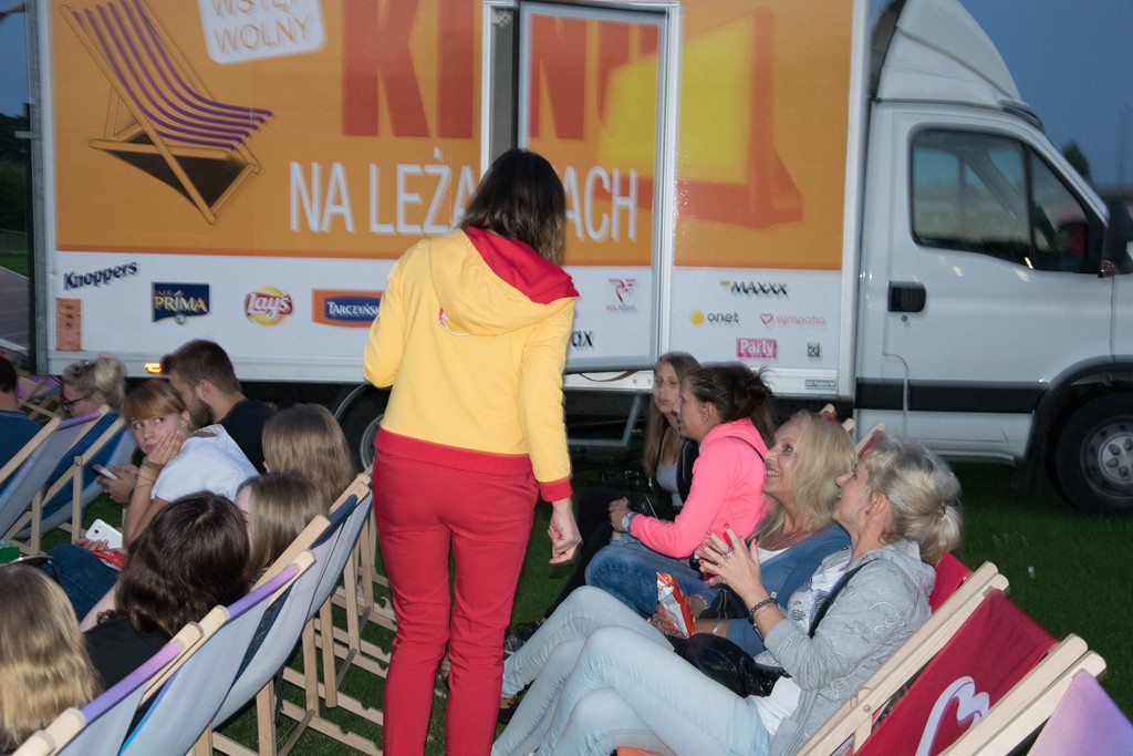 Słaba płeć w kinie na leżakach