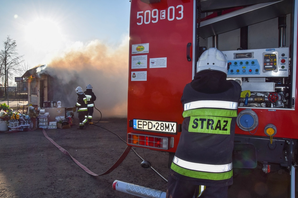 Pożar naprzeciwko cmentarza