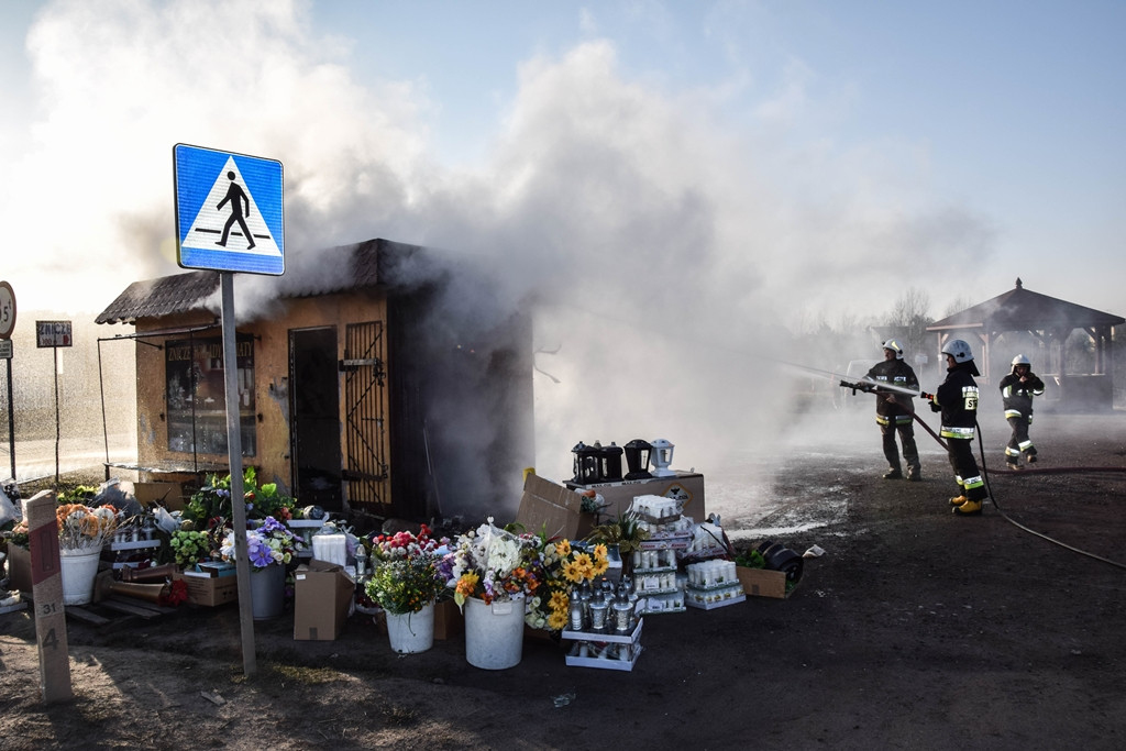 Pożar naprzeciwko cmentarza