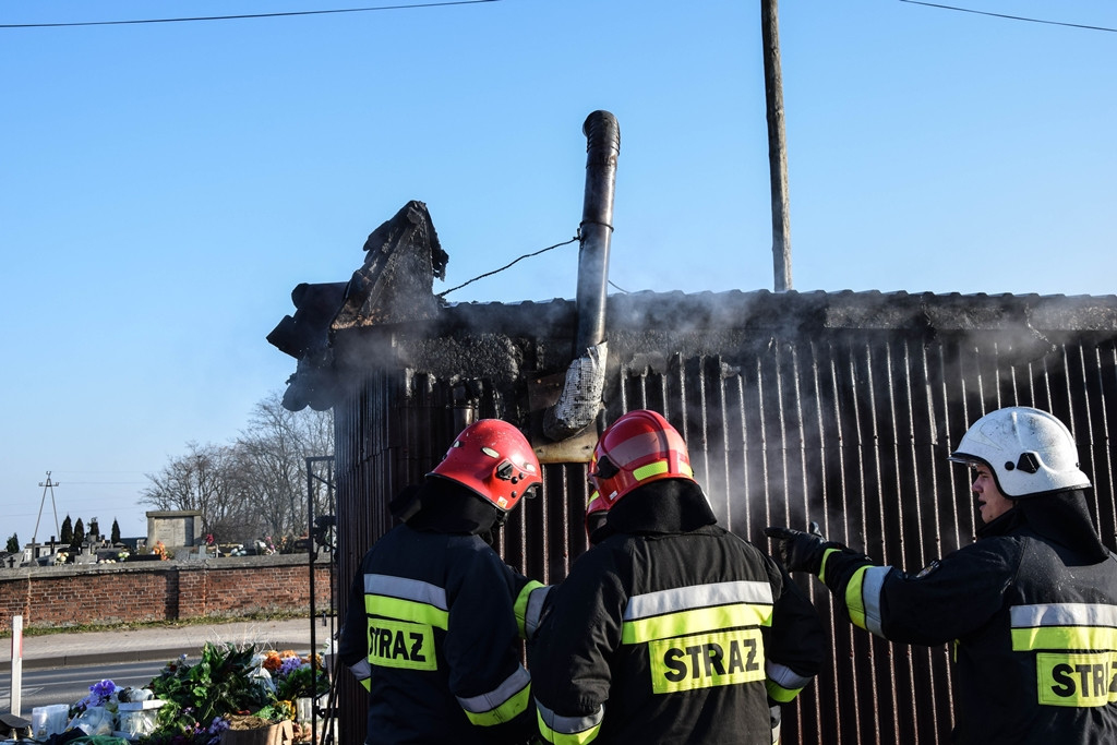 Pożar naprzeciwko cmentarza