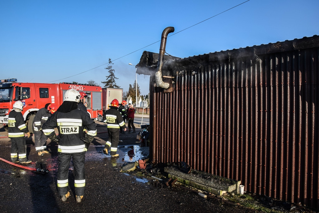 Pożar naprzeciwko cmentarza