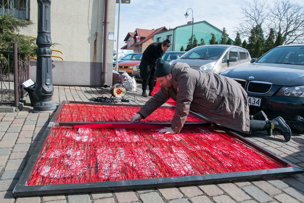 Biało-czerwone instalacje w Uniejowie