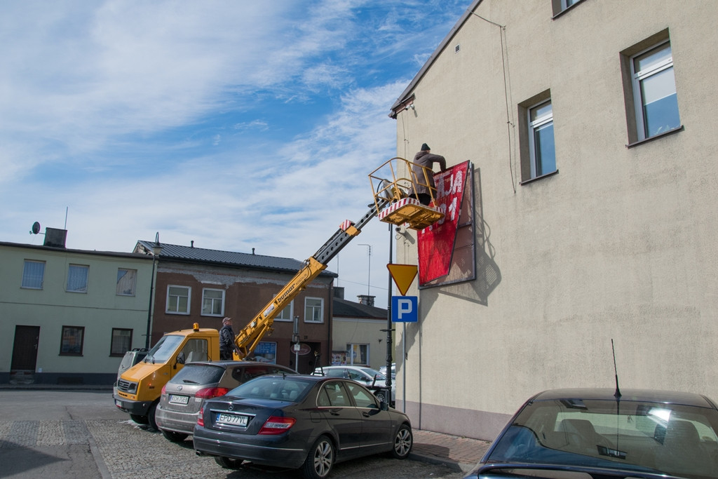Biało-czerwone instalacje w Uniejowie