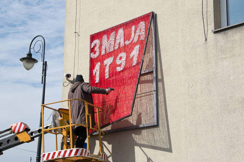 Biało-czerwone instalacje w Uniejowie