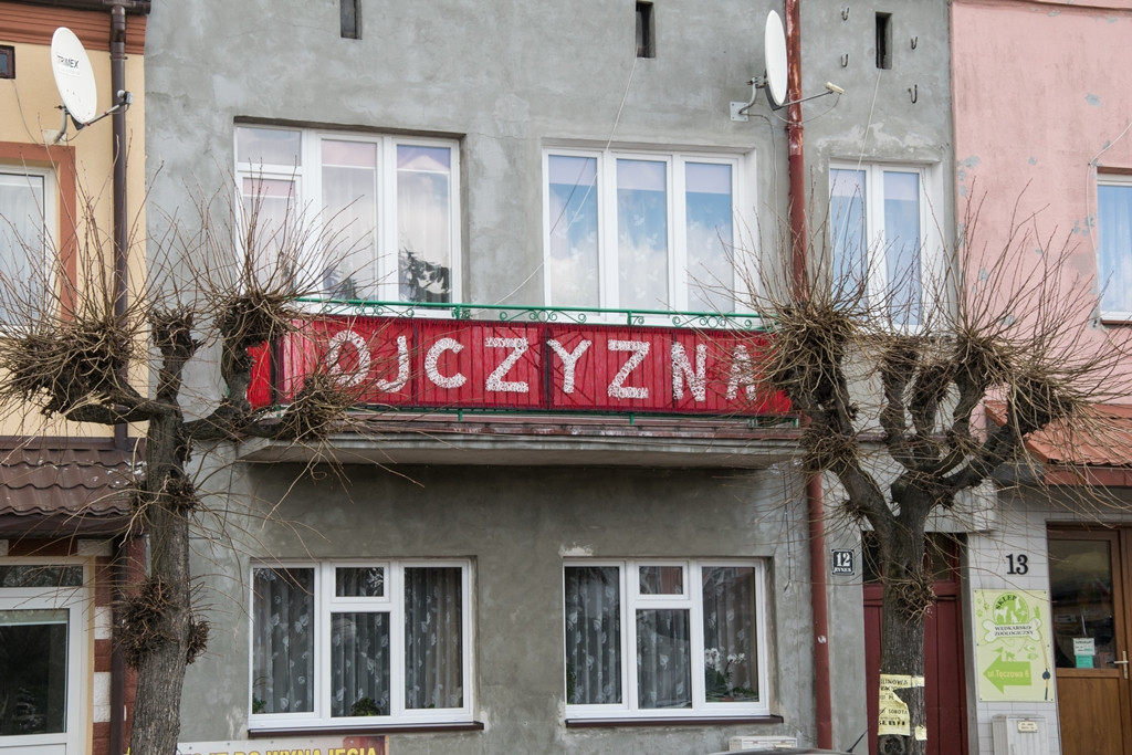 Biało-czerwone instalacje w Uniejowie