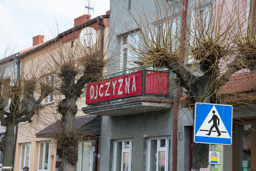 Biało-czerwone instalacje w Uniejowie