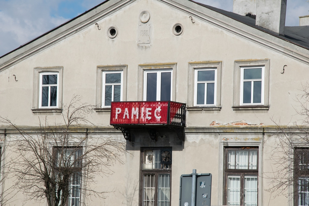 Biało-czerwone instalacje w Uniejowie