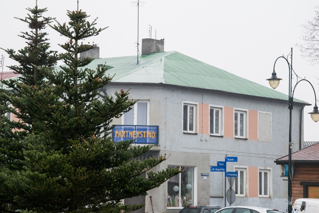 Biało-czerwone instalacje w Uniejowie