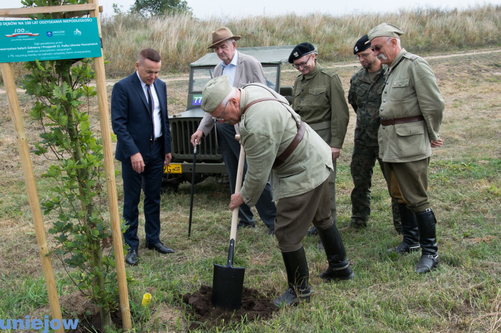 Wkopano kolejne dęby na stulecie...