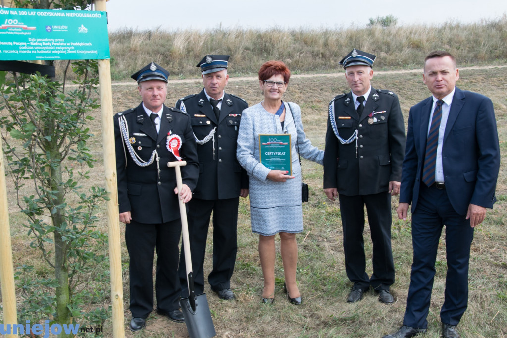 Wkopano kolejne dęby na stulecie...