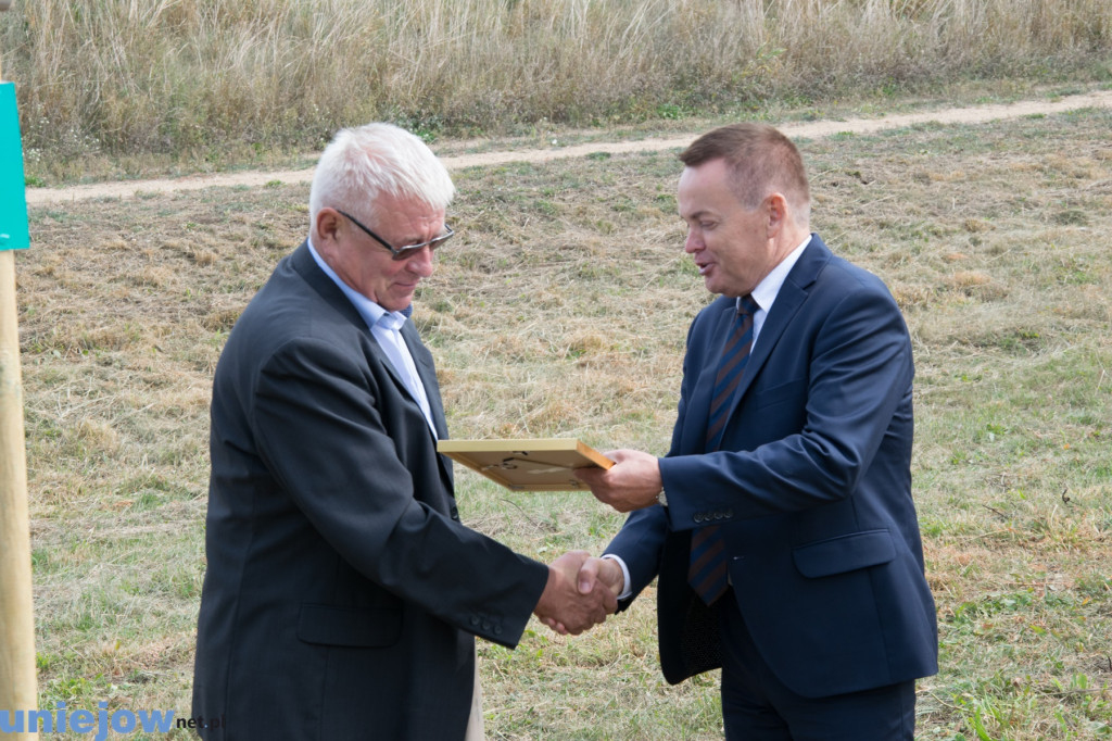 Wkopano kolejne dęby na stulecie...