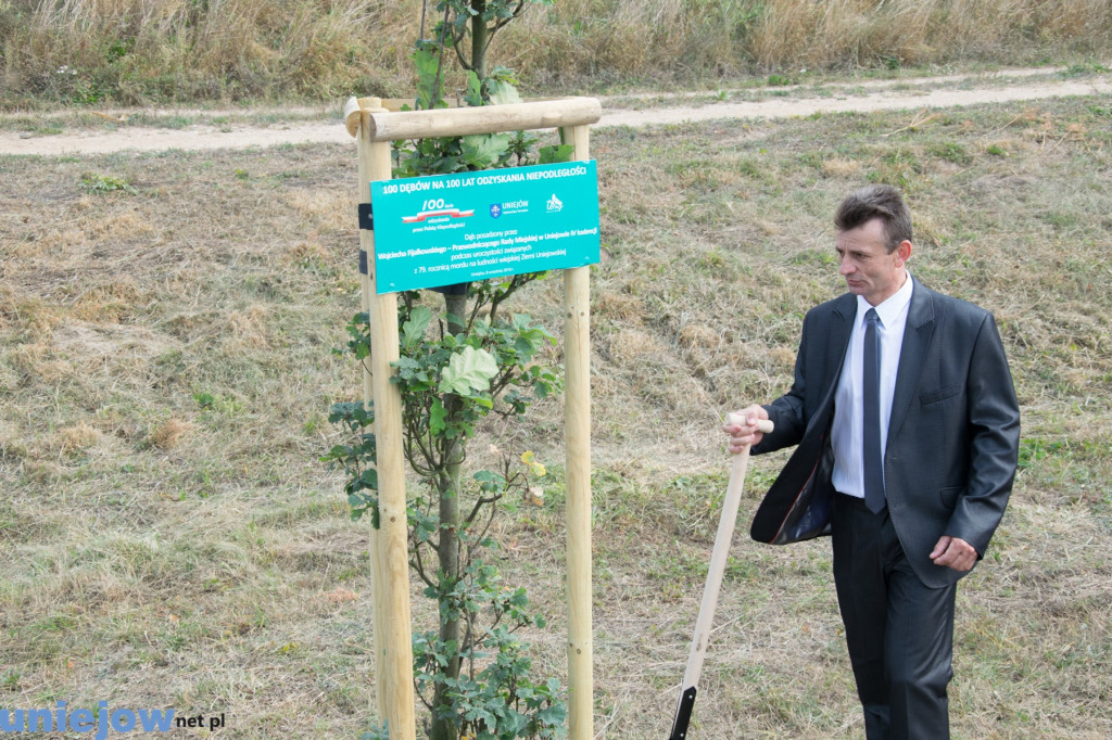Wkopano kolejne dęby na stulecie...