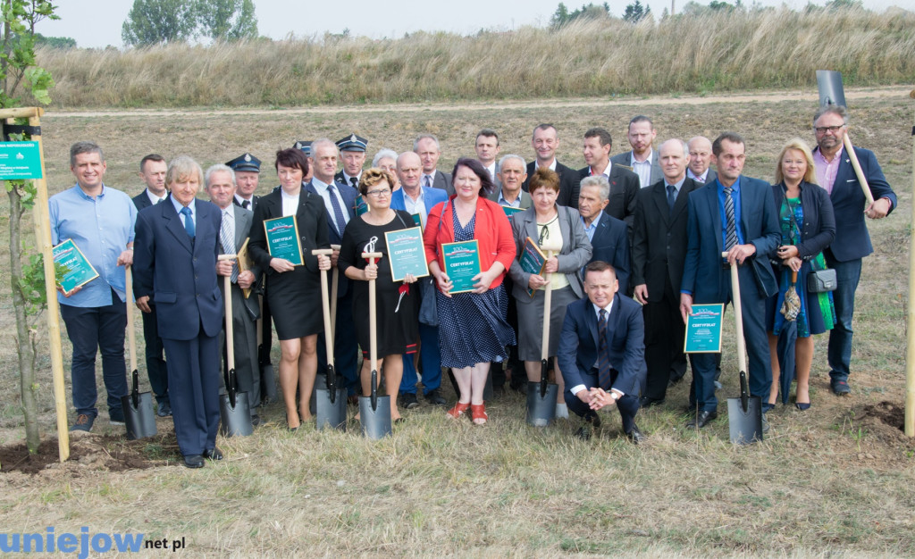 Wkopano kolejne dęby na stulecie...