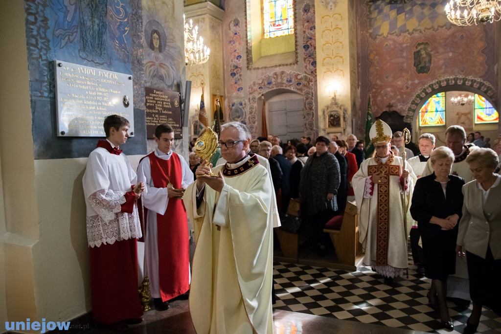 Relikwie św. Jana Pawła II wprowadzone do kolegiaty