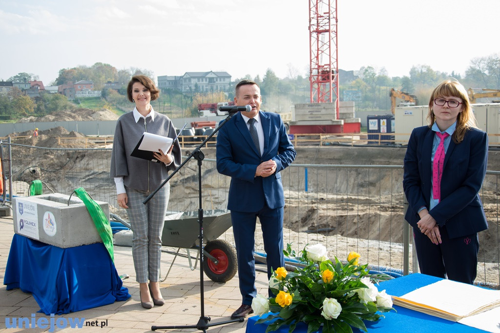 Wkopano kamień pod rozbudowę basenów