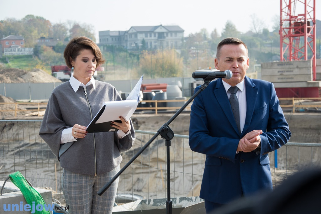 Wkopano kamień pod rozbudowę basenów