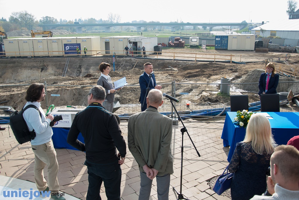 Wkopano kamień pod rozbudowę basenów