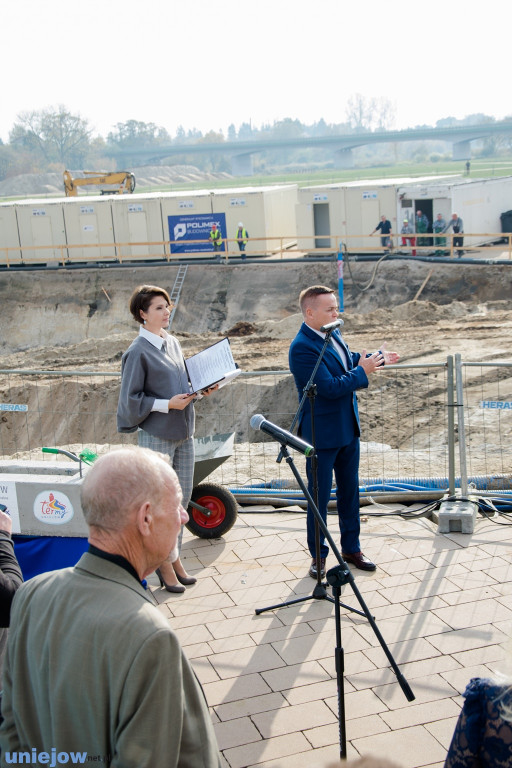 Wkopano kamień pod rozbudowę basenów