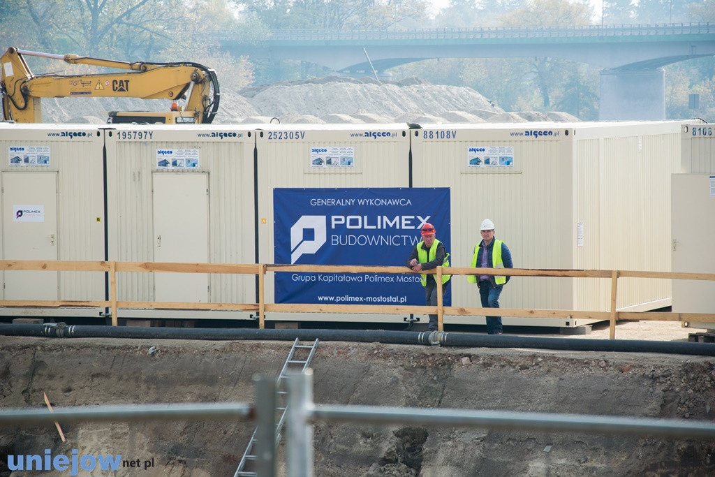 Wkopano kamień pod rozbudowę basenów