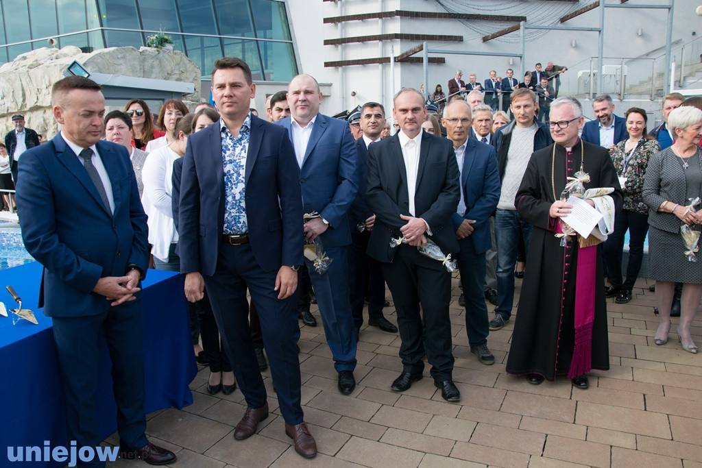 Wkopano kamień pod rozbudowę basenów