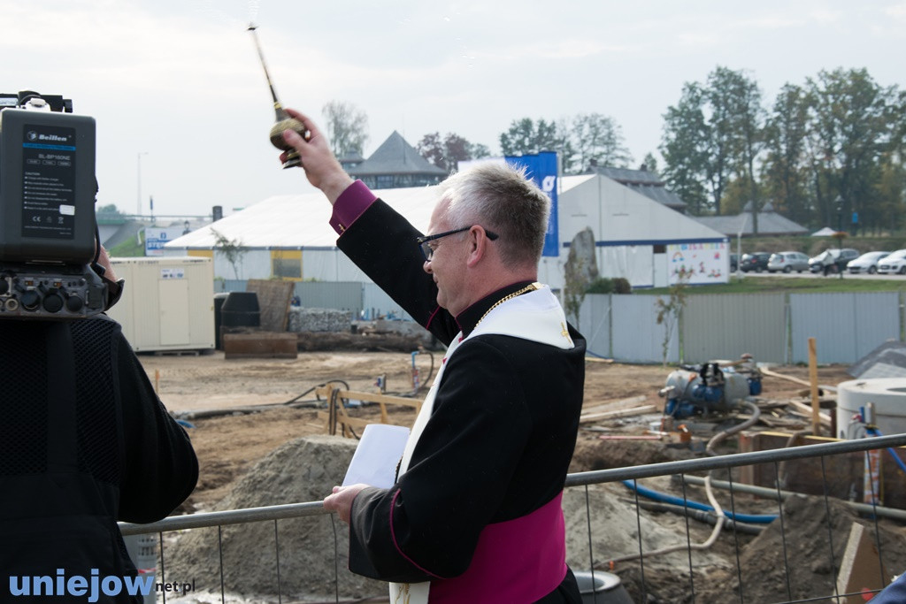 Wkopano kamień pod rozbudowę basenów