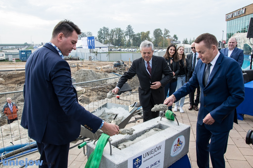 Wkopano kamień pod rozbudowę basenów