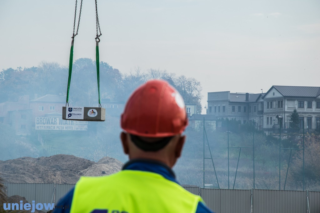 Wkopano kamień pod rozbudowę basenów