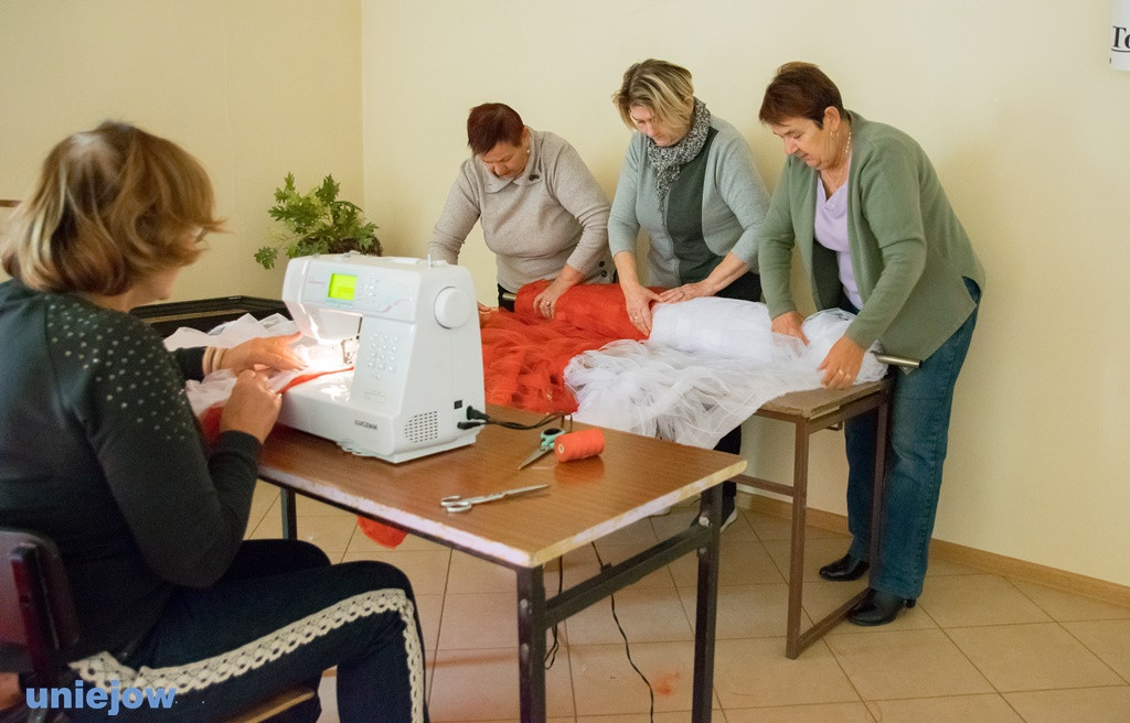Powstaje biało-czerwona flaga na 11 listopada