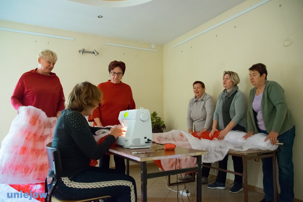 Powstaje biało-czerwona flaga na 11 listopada