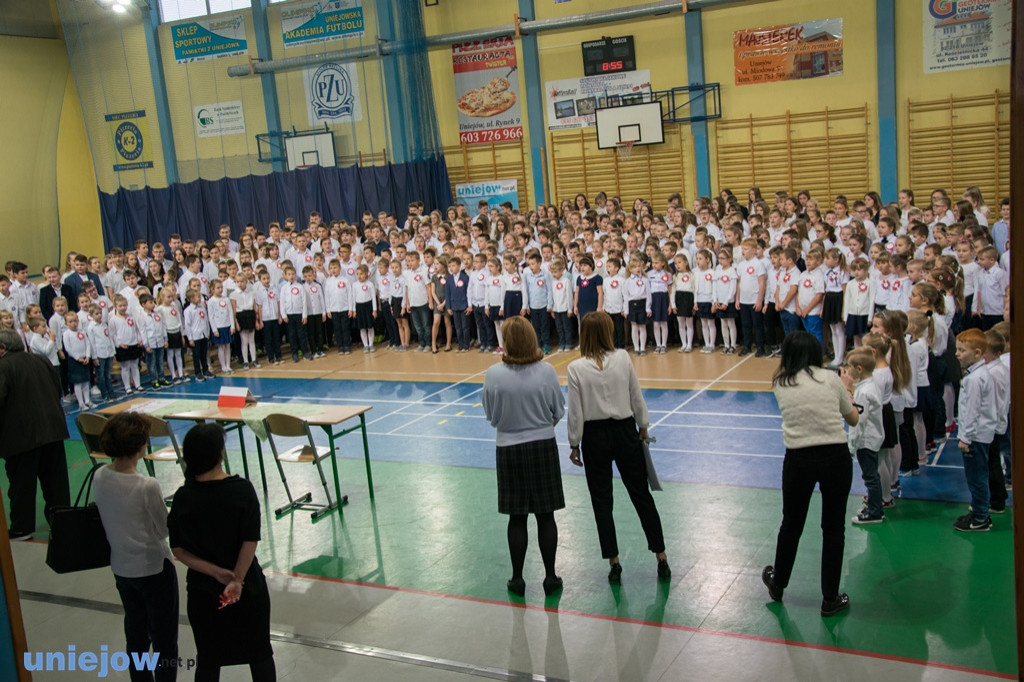 Uczniowie śpiewali Mazurka Dąbrowskiego