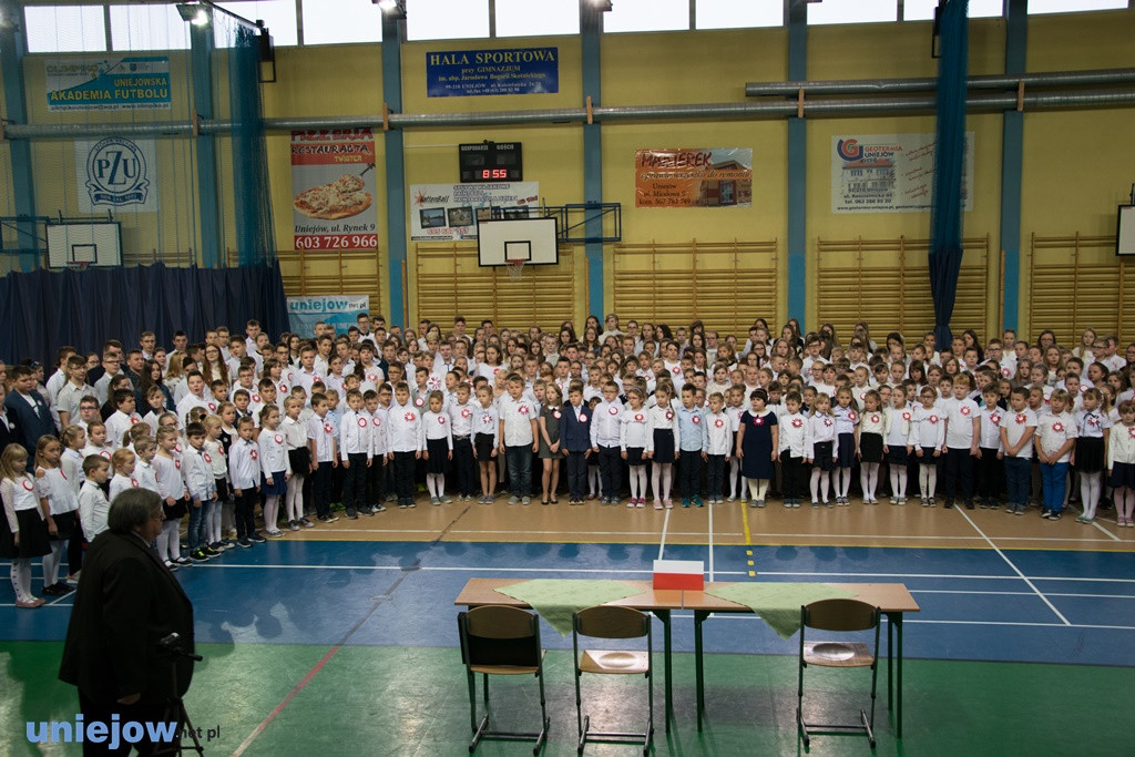 Uczniowie śpiewali Mazurka Dąbrowskiego