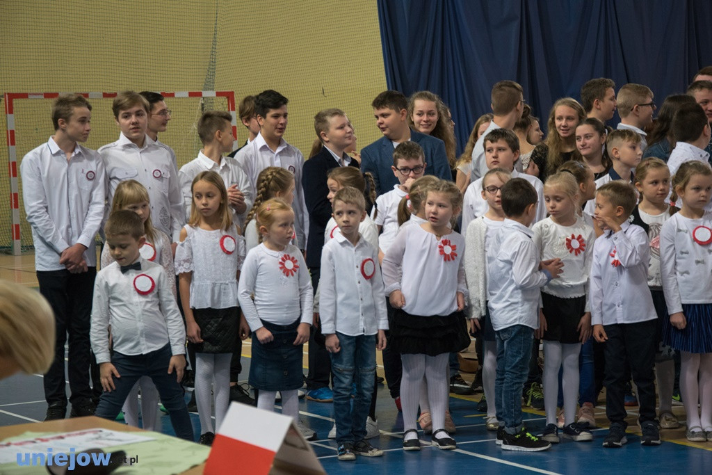 Uczniowie śpiewali Mazurka Dąbrowskiego