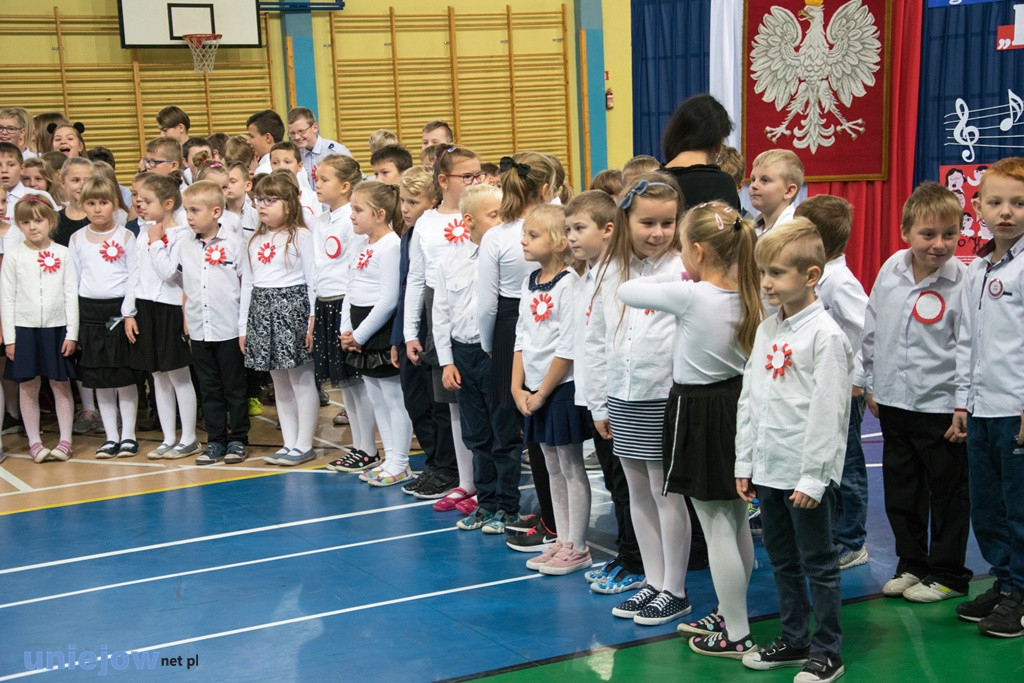 Uczniowie śpiewali Mazurka Dąbrowskiego