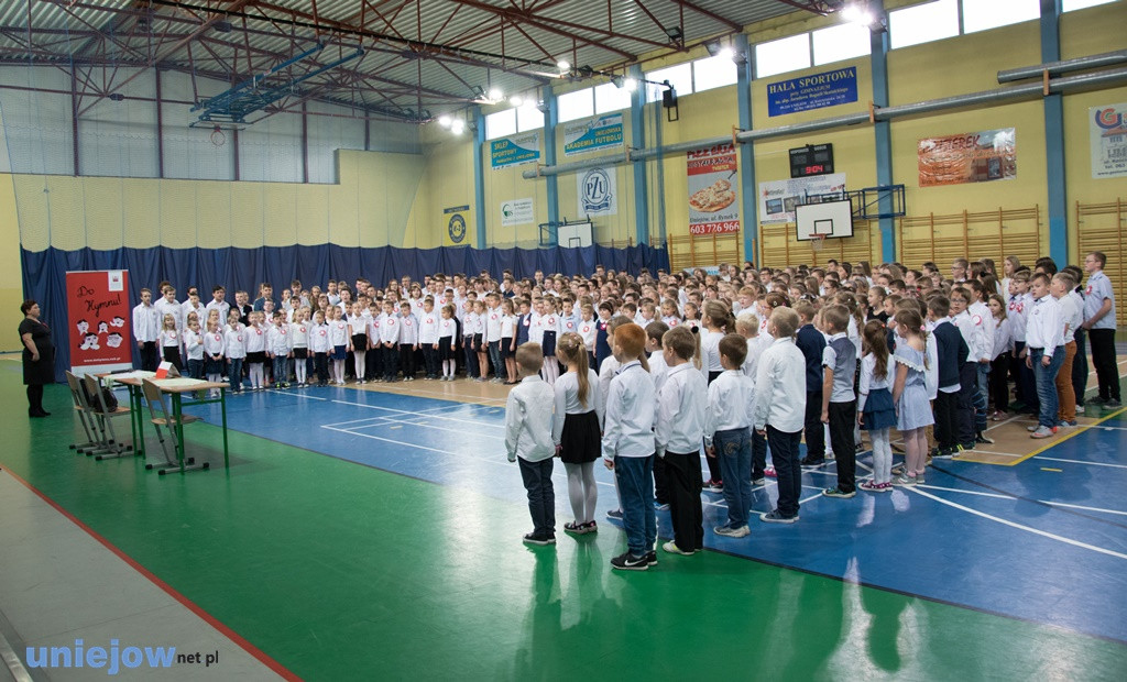 Uczniowie śpiewali Mazurka Dąbrowskiego