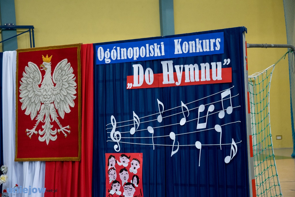 Uczniowie śpiewali Mazurka Dąbrowskiego