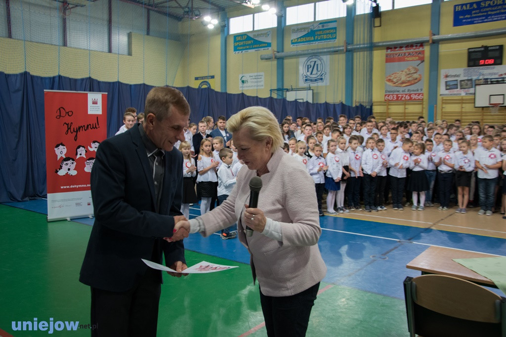 Uczniowie śpiewali Mazurka Dąbrowskiego