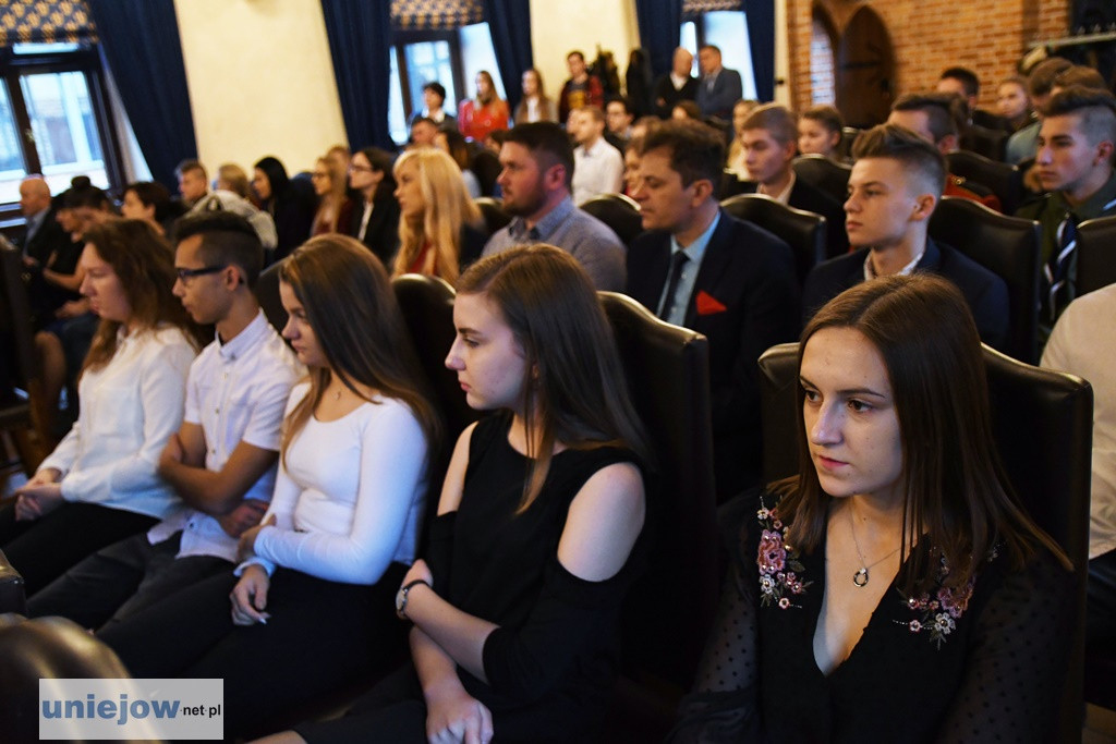 Burmistrz wręczył stypendia i nagrody