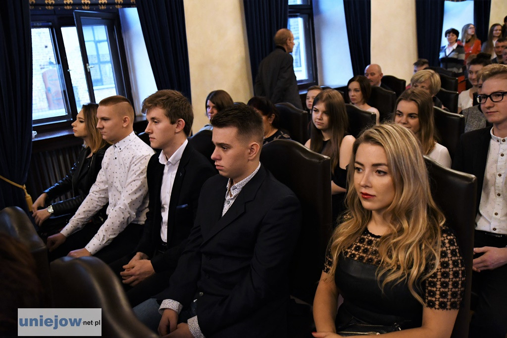 Burmistrz wręczył stypendia i nagrody