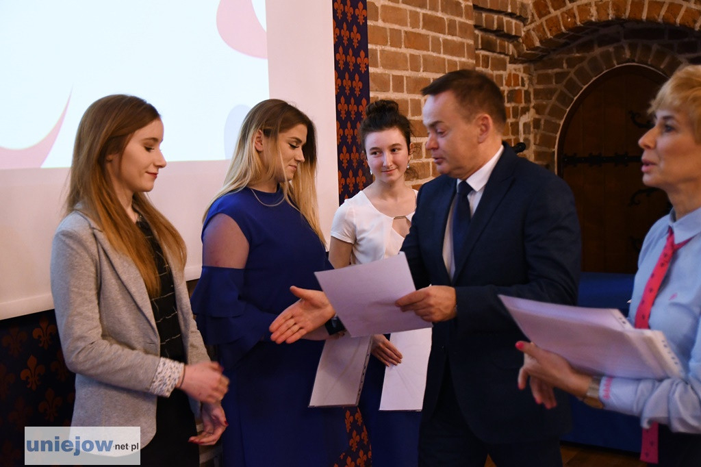Burmistrz wręczył stypendia i nagrody