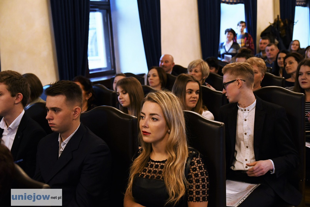 Burmistrz wręczył stypendia i nagrody