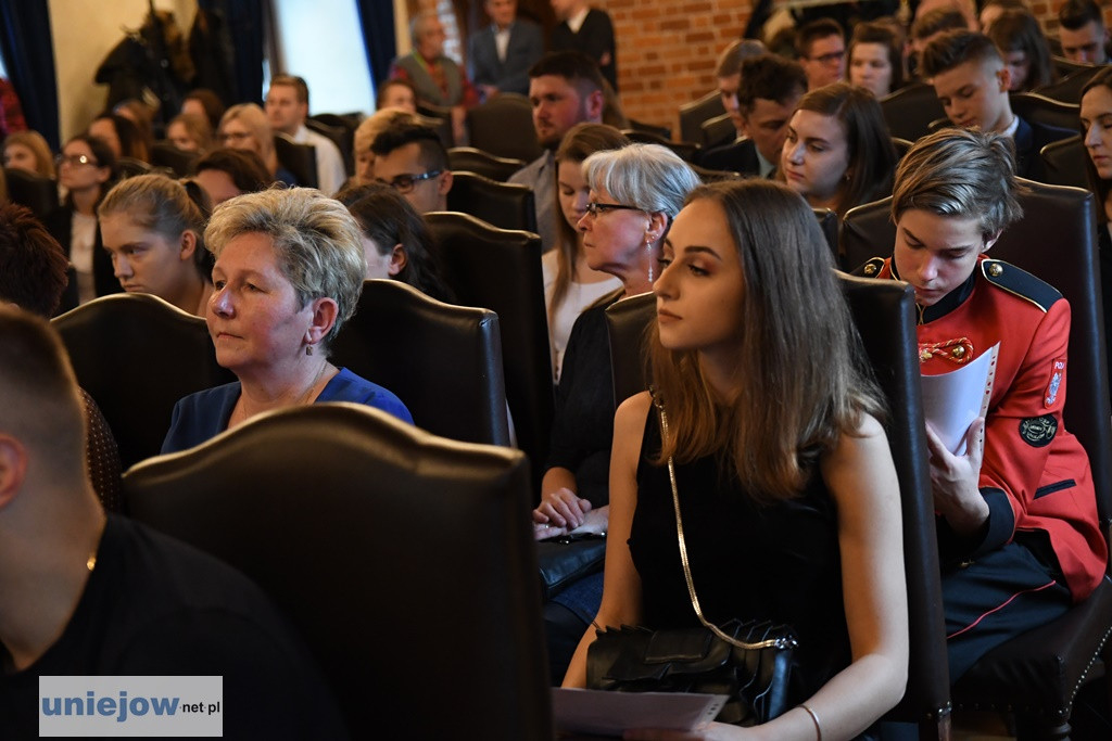 Burmistrz wręczył stypendia i nagrody