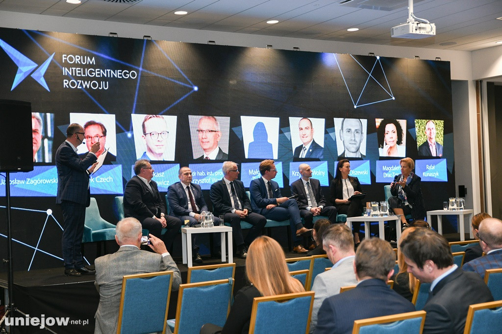 I dzień Trwa 4. Forum Inteligentnego Rozwoju